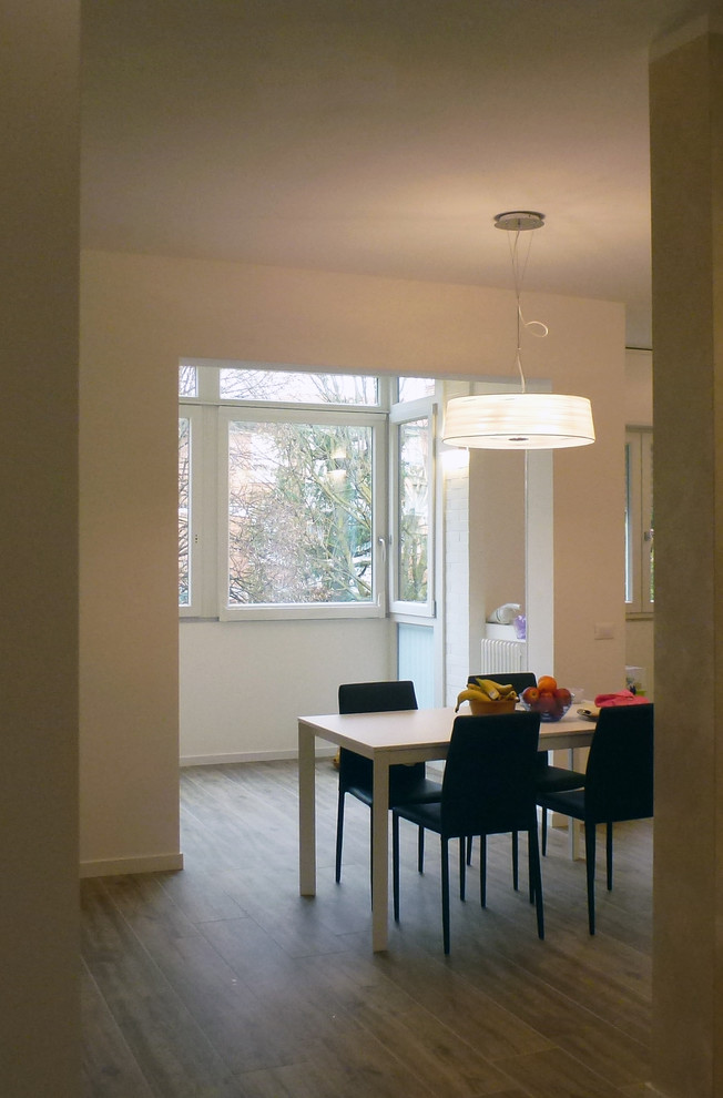 Esempio di una sala da pranzo aperta verso il soggiorno design di medie dimensioni con pareti bianche, pavimento in gres porcellanato e pavimento marrone