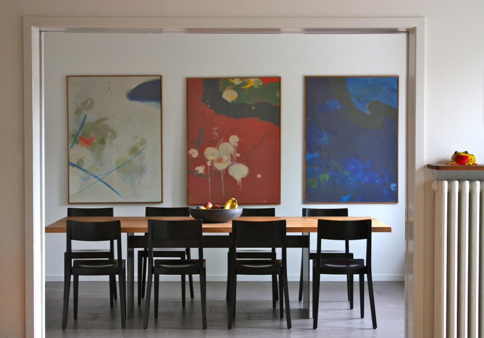 Immagine di una grande sala da pranzo contemporanea con pavimento in legno massello medio