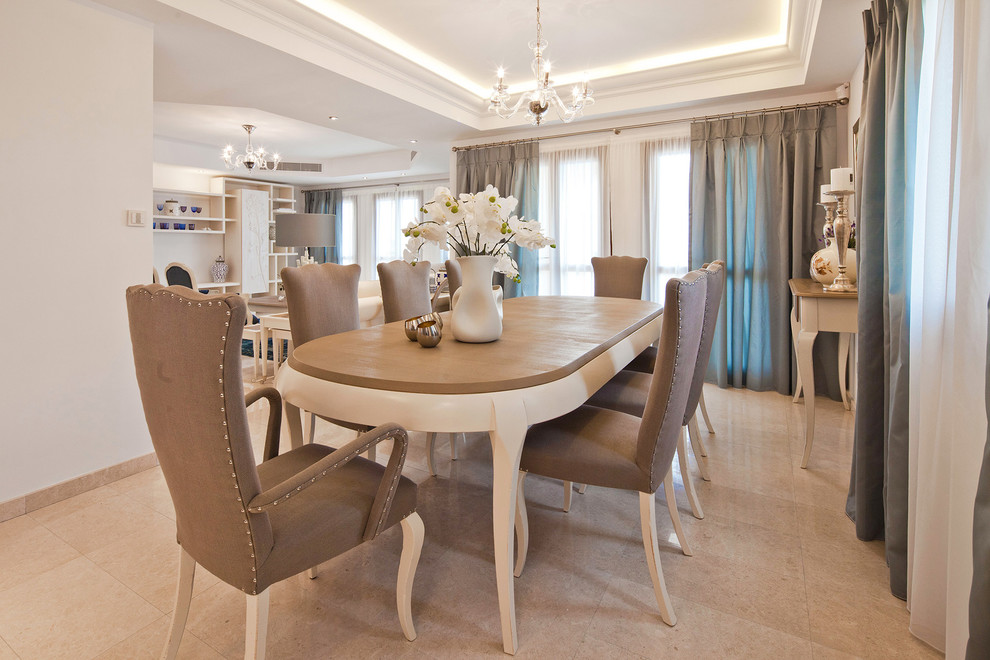 Esempio di una grande sala da pranzo aperta verso il soggiorno tradizionale con pareti bianche, pavimento in marmo e pavimento beige