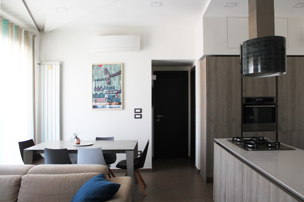 Immagine di una piccola sala da pranzo aperta verso il soggiorno contemporanea con pareti bianche e pavimento in gres porcellanato