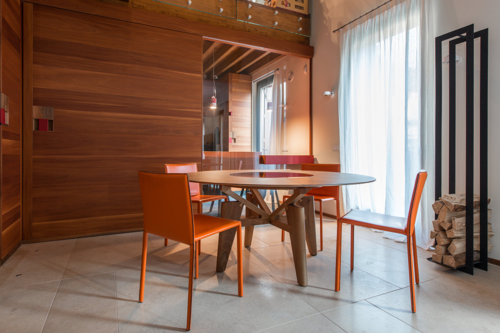 Esempio di una sala da pranzo aperta verso il soggiorno contemporanea con pareti bianche, pavimento in marmo e pavimento beige