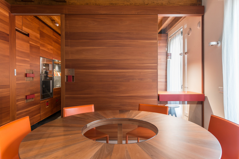 Immagine di una sala da pranzo aperta verso il soggiorno contemporanea con pareti bianche, pavimento in marmo e pavimento beige