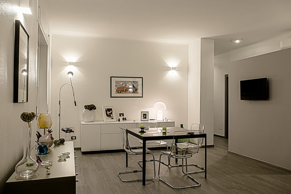 Idée de décoration pour une salle à manger minimaliste de taille moyenne avec un mur gris, un sol en carrelage de porcelaine et un sol gris.