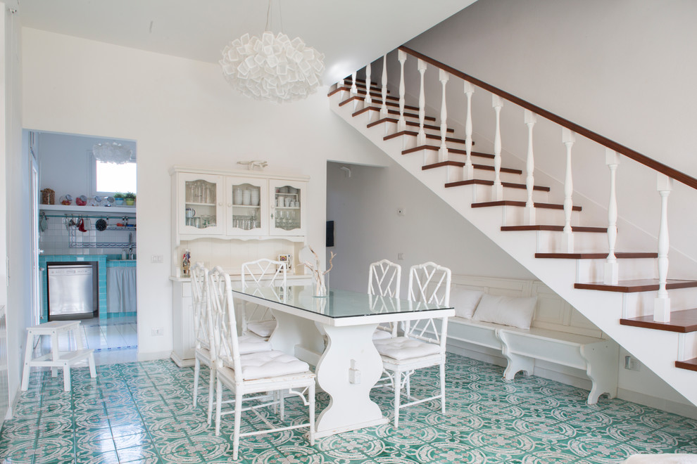 Свежая идея для дизайна: гостиная-столовая среднего размера в морском стиле с белыми стенами, полом из керамической плитки и зеленым полом без камина - отличное фото интерьера