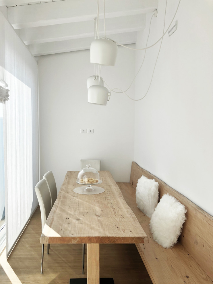 Стильный дизайн: маленькая отдельная столовая в скандинавском стиле с белыми стенами, паркетным полом среднего тона и бежевым полом для на участке и в саду - последний тренд