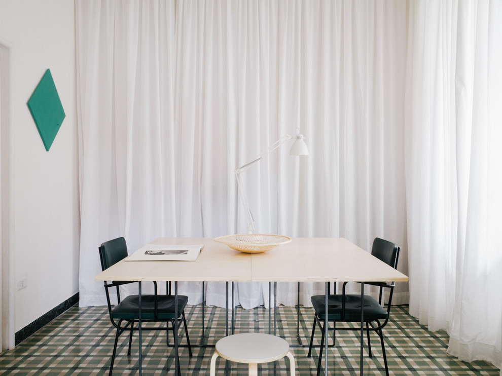 Immagine di una sala da pranzo moderna chiusa e di medie dimensioni con pareti bianche e pavimento con piastrelle in ceramica