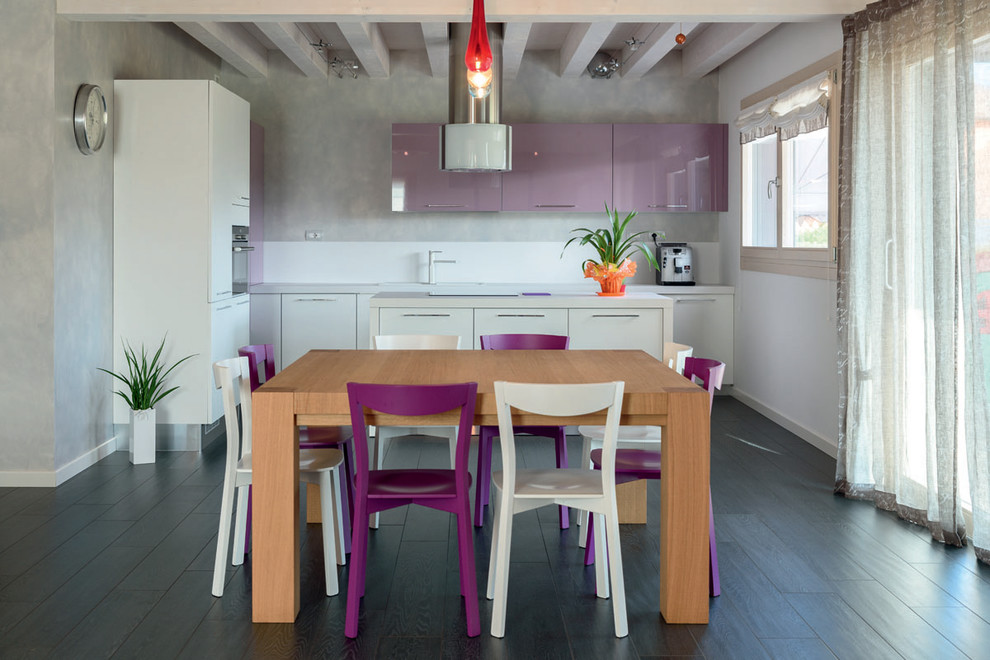 Идея дизайна: кухня-столовая среднего размера в современном стиле с серыми стенами и темным паркетным полом