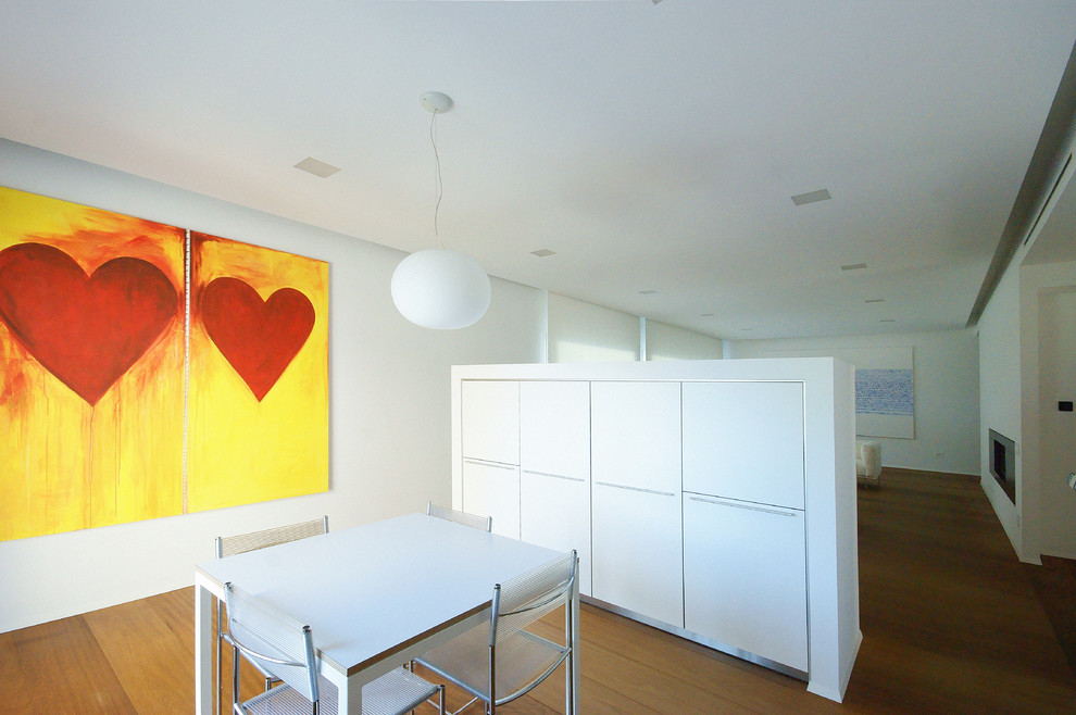 Idée de décoration pour une salle à manger ouverte sur la cuisine design de taille moyenne avec parquet foncé.