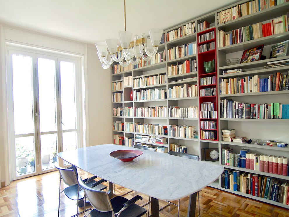 Foto di una sala da pranzo aperta verso il soggiorno contemporanea di medie dimensioni con pareti grigie, parquet chiaro e pavimento marrone