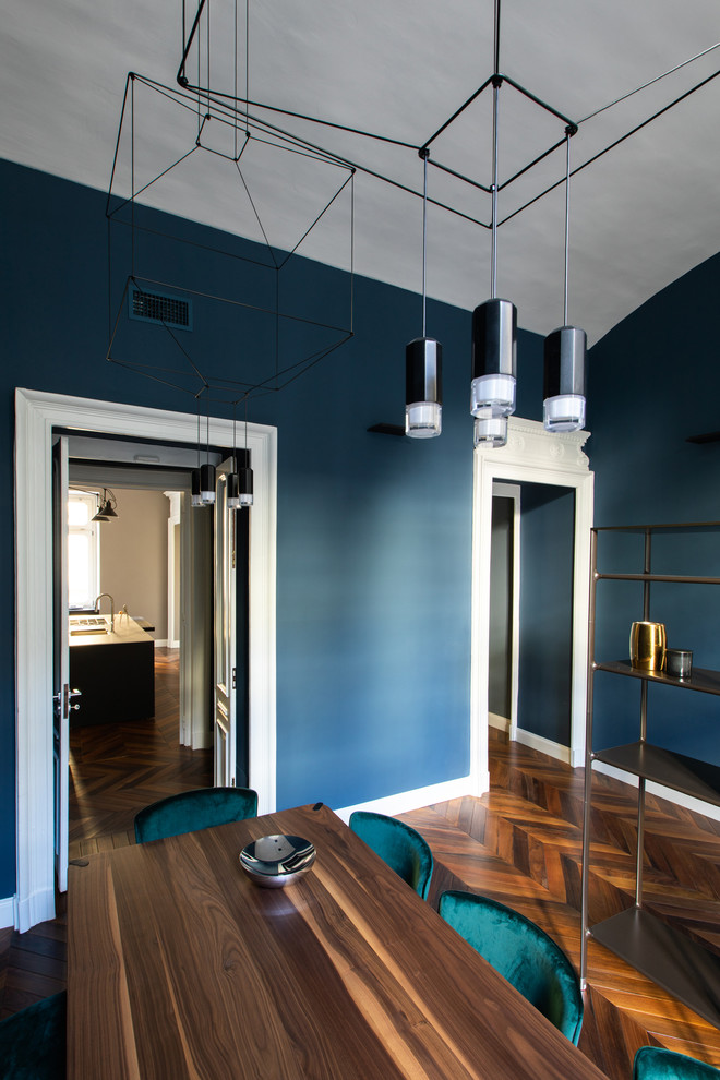Ispirazione per una sala da pranzo moderna con pareti blu e parquet scuro