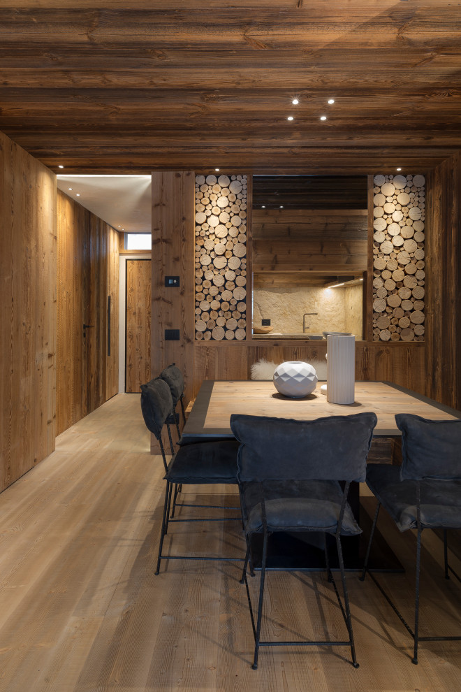 Inspiration pour une salle à manger chalet en bois avec une banquette d'angle, un mur marron, un sol en bois brun, un sol marron et un plafond en bois.