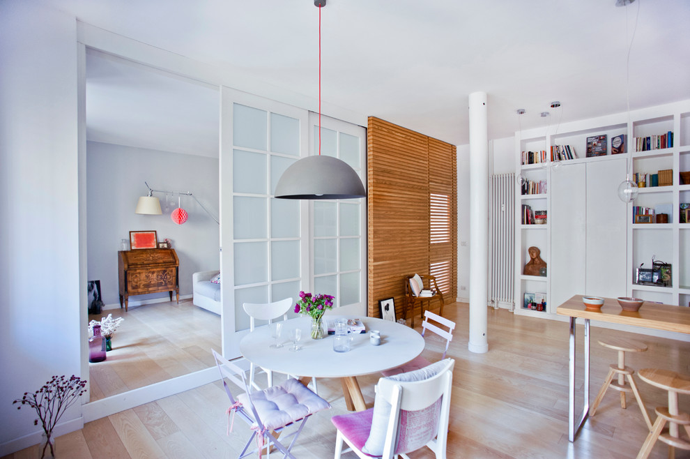 Cette photo montre une salle à manger ouverte sur la cuisine scandinave de taille moyenne avec un mur blanc, parquet clair et un sol beige.