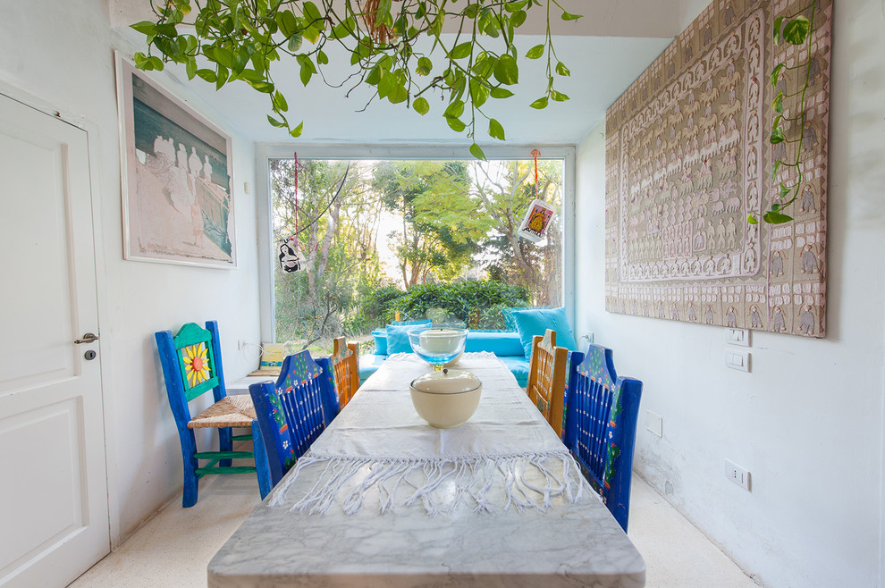 Пример оригинального дизайна: маленькая гостиная-столовая в средиземноморском стиле с белыми стенами и бежевым полом для на участке и в саду