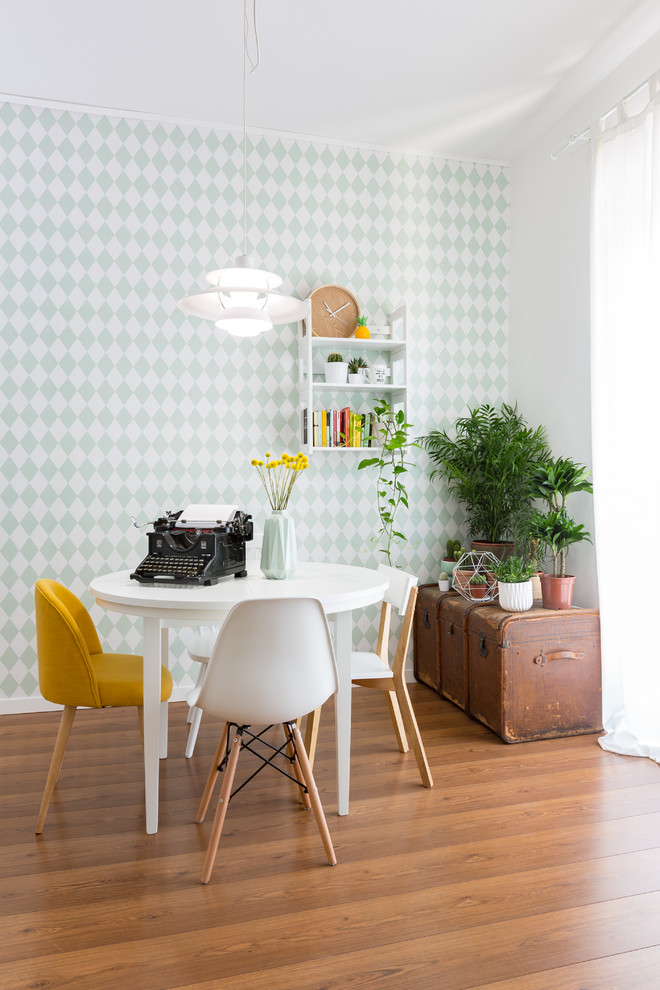 Esempio di una sala da pranzo minimalista di medie dimensioni con pareti multicolore, pavimento in legno massello medio e pavimento marrone