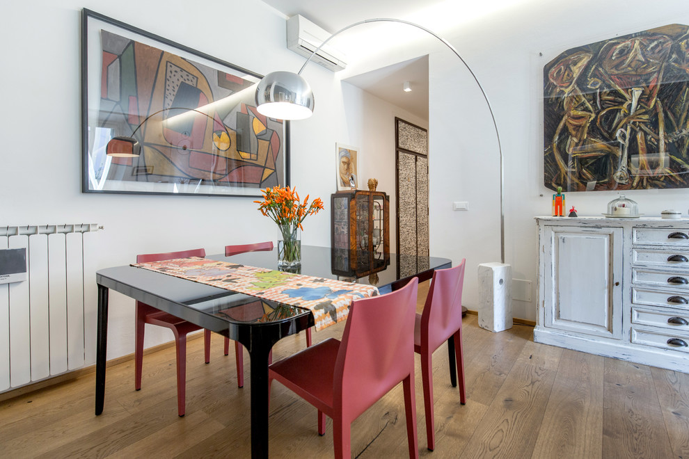 Foto di una sala da pranzo aperta verso il soggiorno boho chic di medie dimensioni con pareti bianche e pavimento in legno massello medio