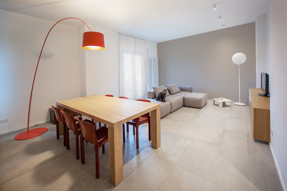 Пример оригинального дизайна: гостиная-столовая среднего размера в современном стиле с серыми стенами, полом из ламината и серым полом