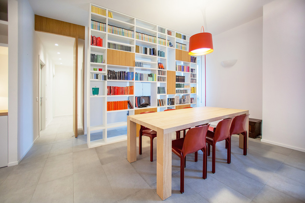 Ispirazione per una sala da pranzo aperta verso il soggiorno contemporanea di medie dimensioni con pareti bianche e pavimento grigio