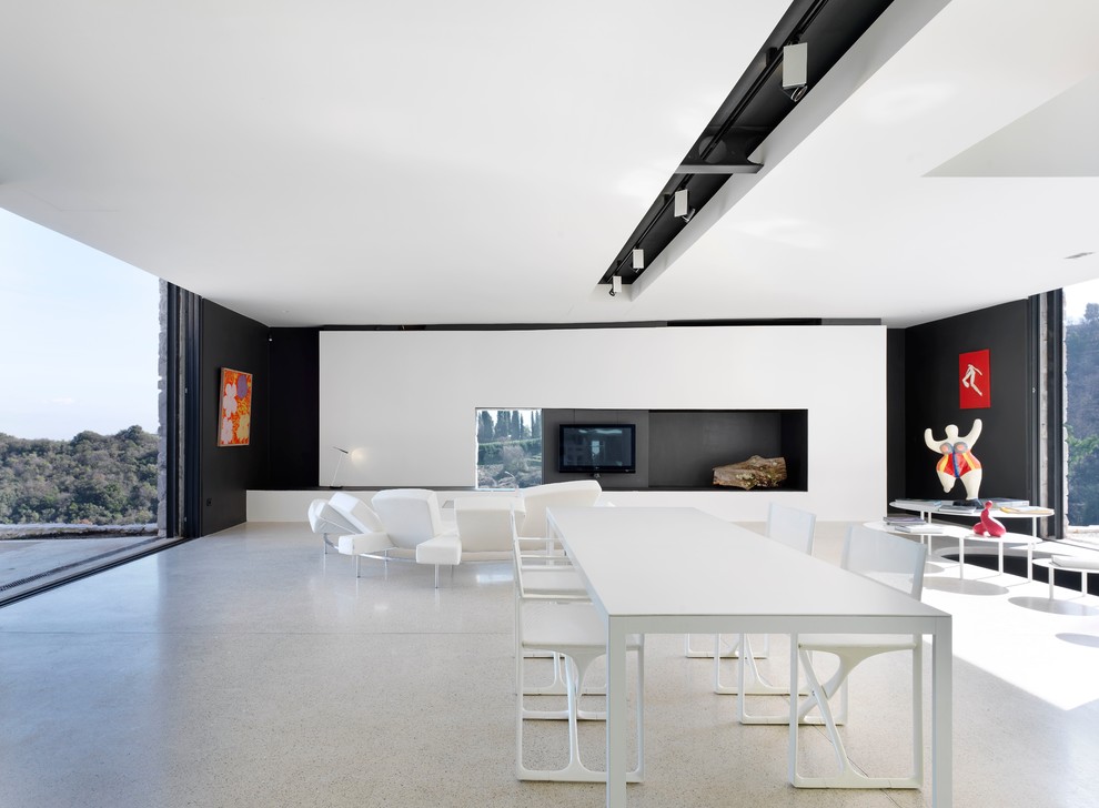 Cette photo montre une salle à manger moderne avec un mur blanc.