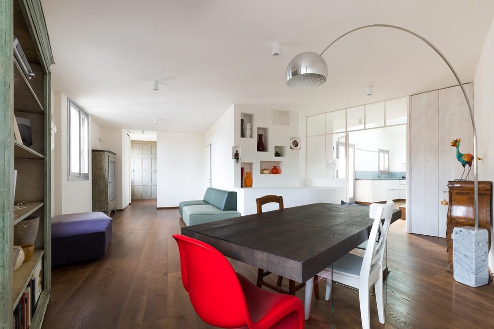 Immagine di una sala da pranzo aperta verso il soggiorno minimal di medie dimensioni con pareti bianche, pavimento in legno massello medio, nessun camino e pavimento marrone