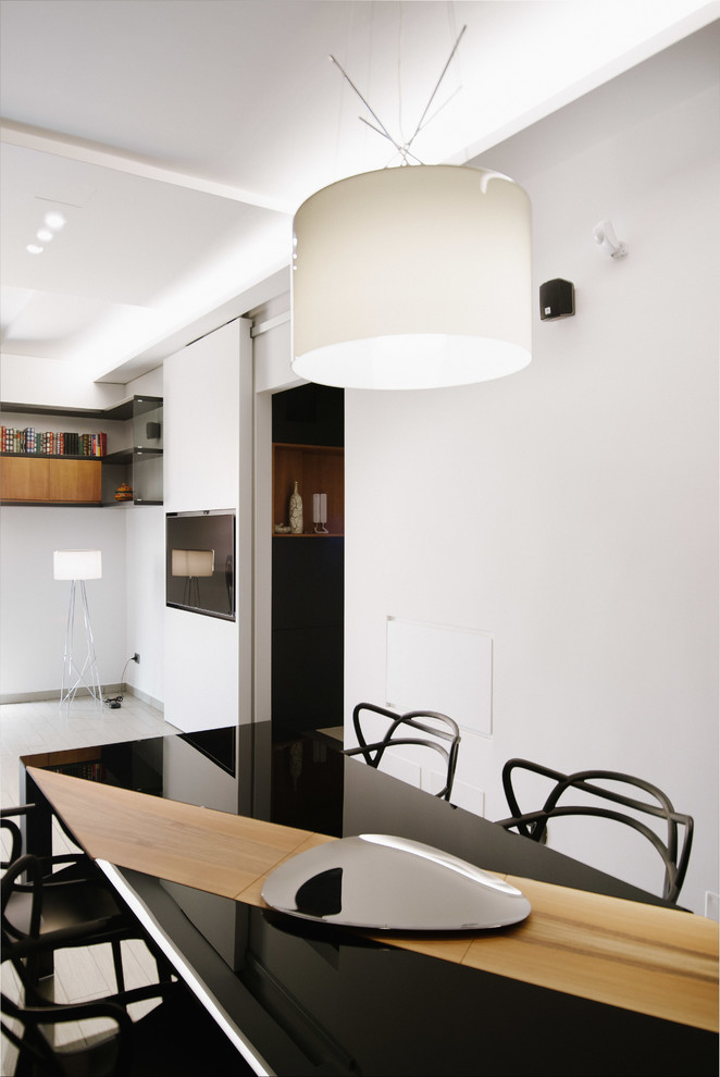 Ispirazione per una sala da pranzo minimal di medie dimensioni con pareti bianche
