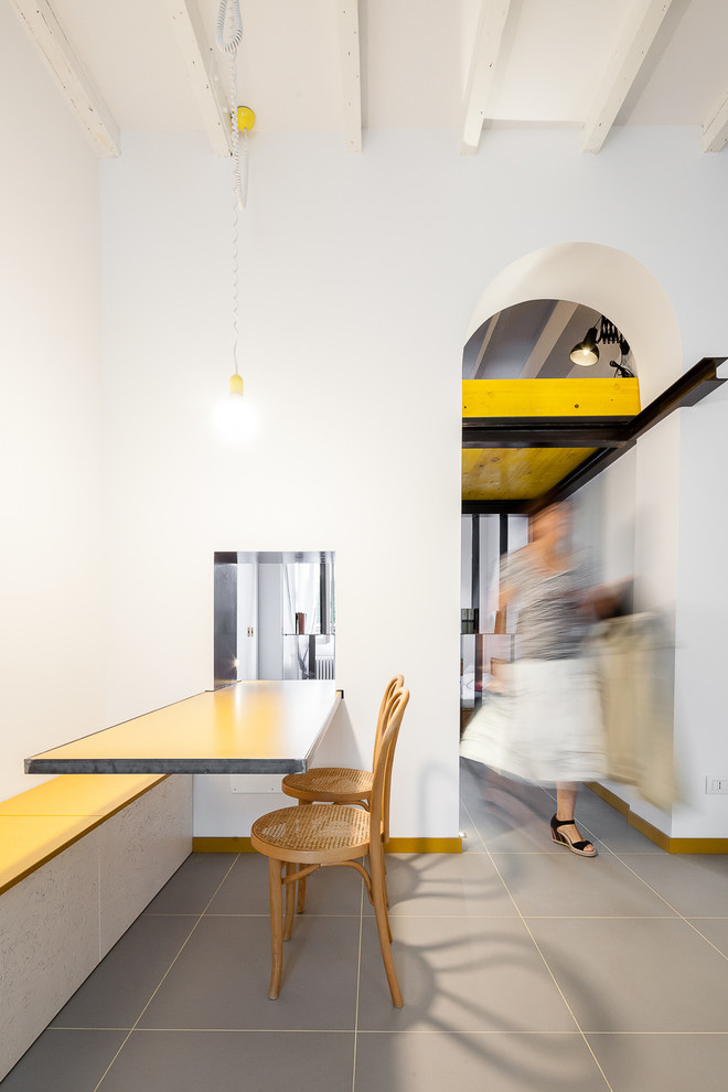 Offenes, Kleines Modernes Esszimmer mit weißer Wandfarbe in Mailand
