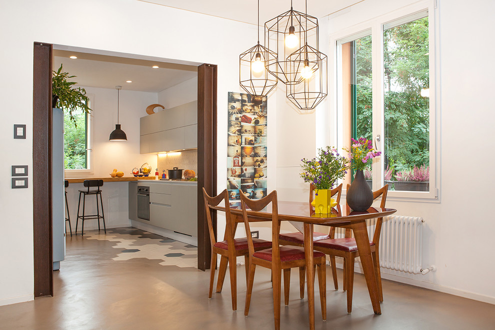 Ispirazione per una sala da pranzo aperta verso la cucina boho chic di medie dimensioni con pareti bianche e pavimento beige