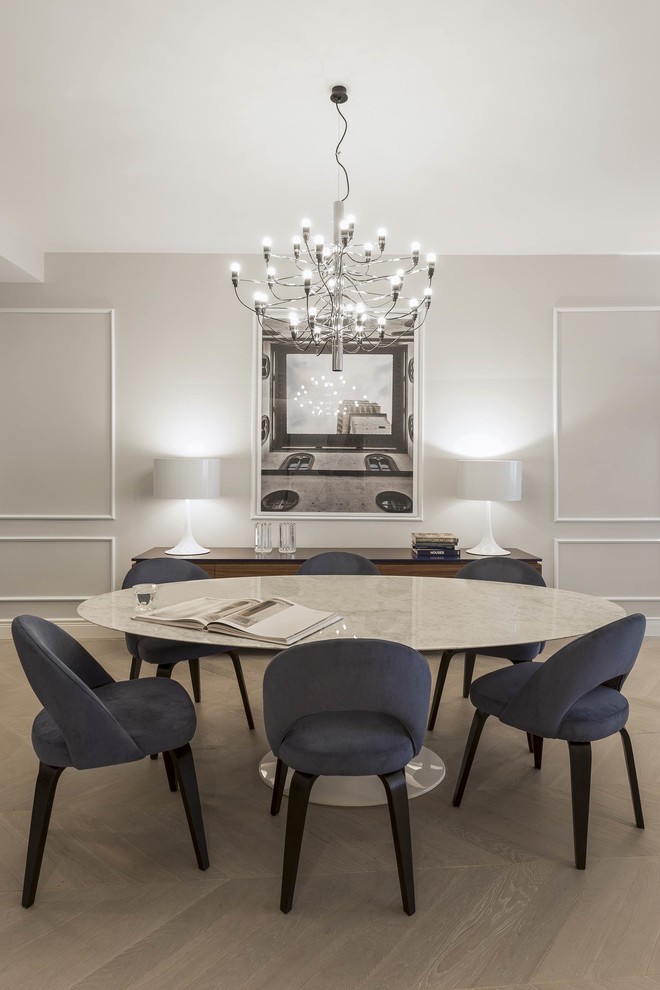 Idee per una sala da pranzo classica con pareti grigie, parquet chiaro e pavimento beige