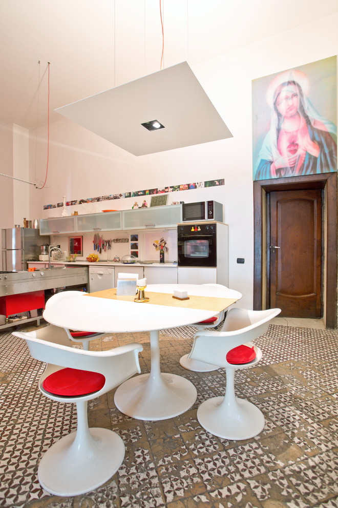Foto di una grande sala da pranzo aperta verso la cucina boho chic con pareti bianche, pavimento con piastrelle in ceramica e pavimento multicolore