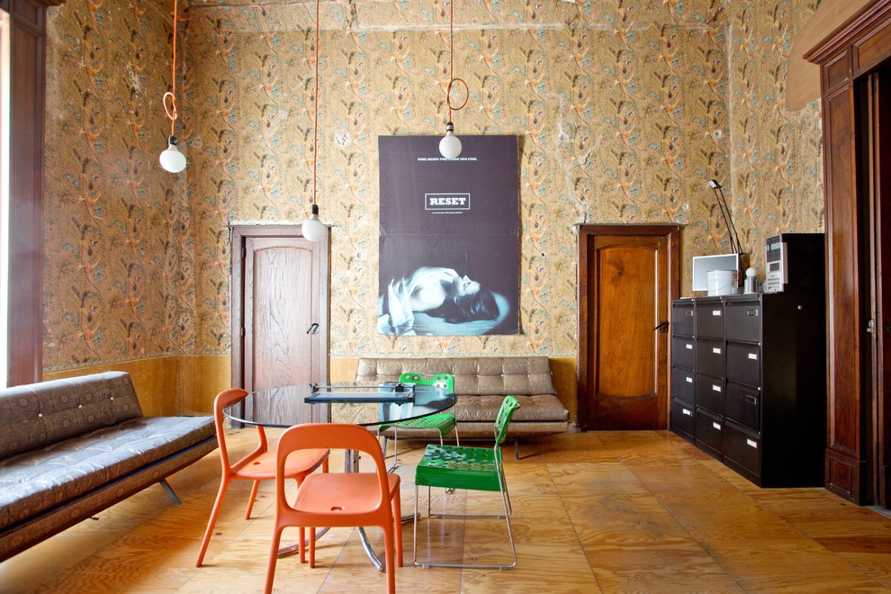 Geschlossenes, Mittelgroßes Eklektisches Esszimmer ohne Kamin mit bunten Wänden und braunem Holzboden in Rom