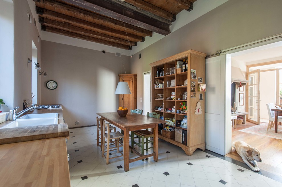 Landhausstil Wohnküche mit grauer Wandfarbe in Venedig
