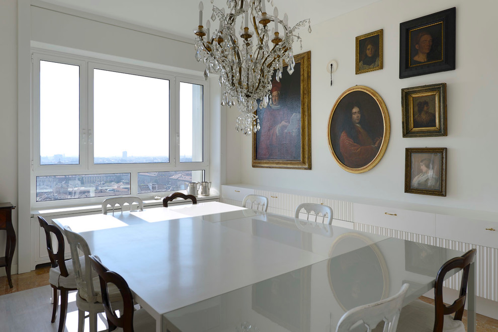Cette image montre une salle à manger bohème avec un mur blanc.