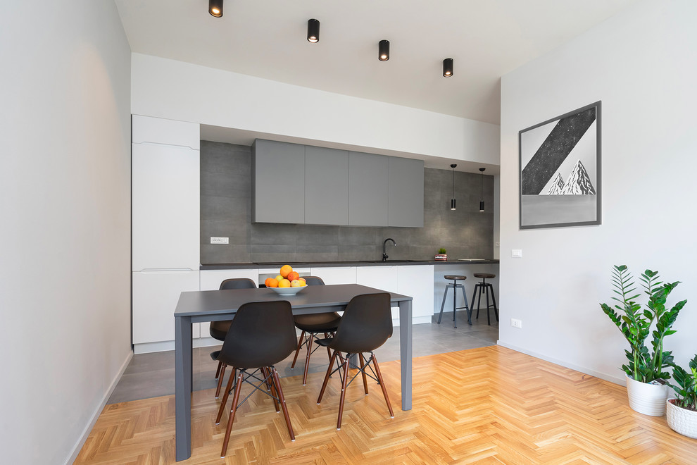 Idee per una sala da pranzo aperta verso il soggiorno moderna con pareti bianche, parquet chiaro e pavimento beige