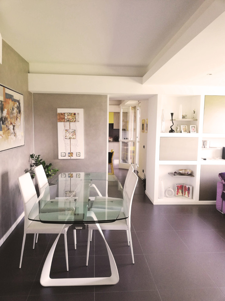 Foto di una sala da pranzo aperta verso il soggiorno design di medie dimensioni con pareti con effetto metallico, pavimento in gres porcellanato e pavimento marrone