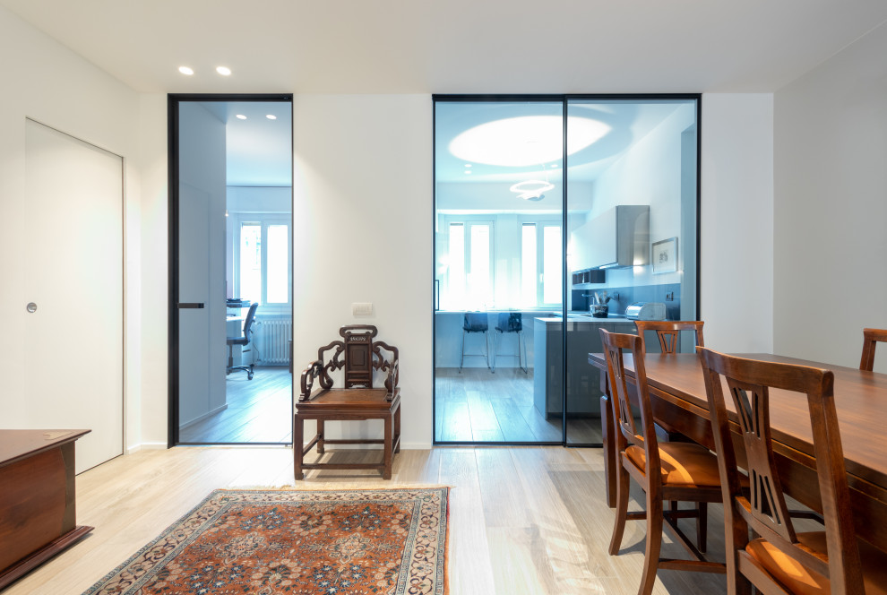 Источник вдохновения для домашнего уюта: гостиная-столовая среднего размера в современном стиле с серыми стенами, полом из керамогранита и многоуровневым потолком