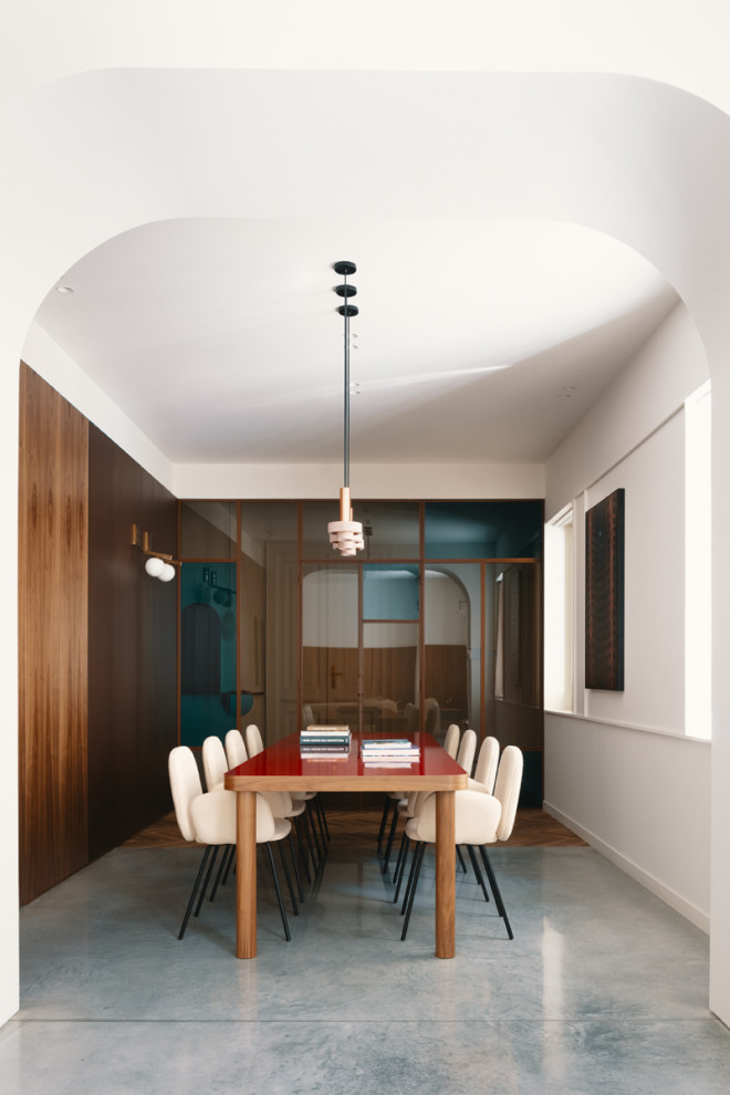 Idee per una grande sala da pranzo minimal chiusa con pareti bianche e pavimento blu