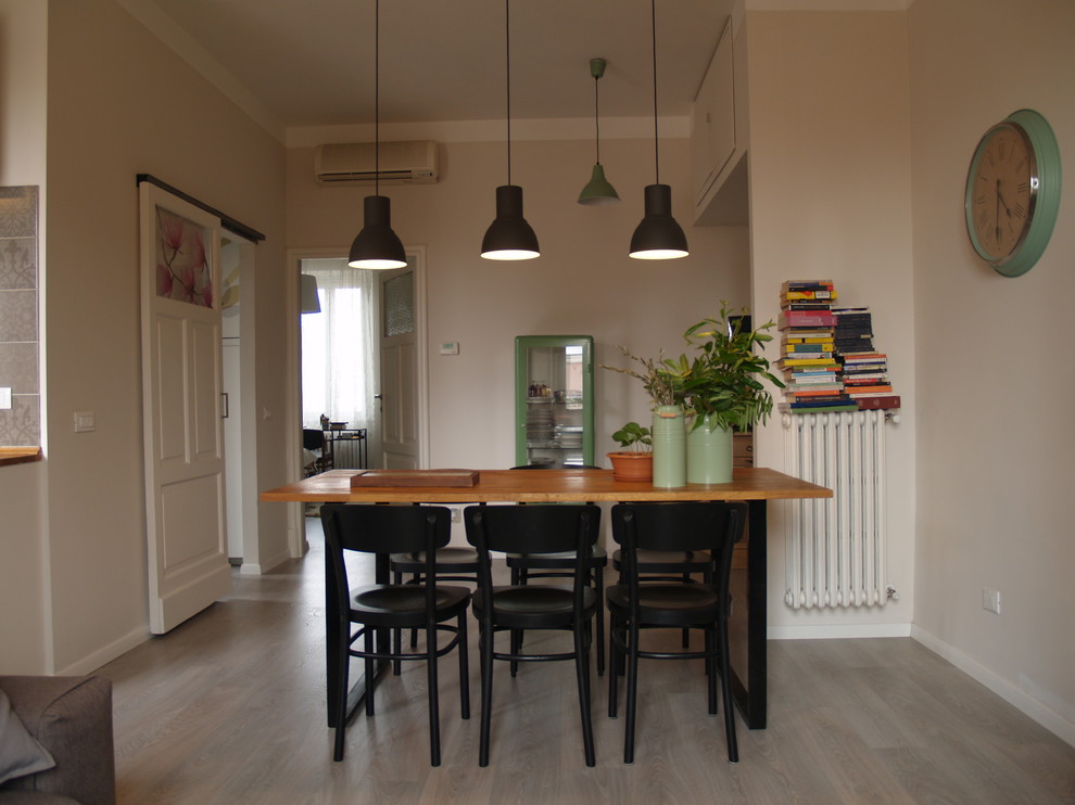 Esempio di una sala da pranzo aperta verso il soggiorno design di medie dimensioni con pareti beige, pavimento in legno massello medio e pavimento beige