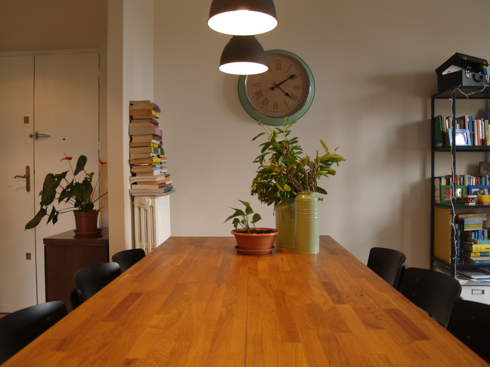 Foto di una sala da pranzo aperta verso il soggiorno design di medie dimensioni con pareti beige, pavimento in legno massello medio e pavimento beige