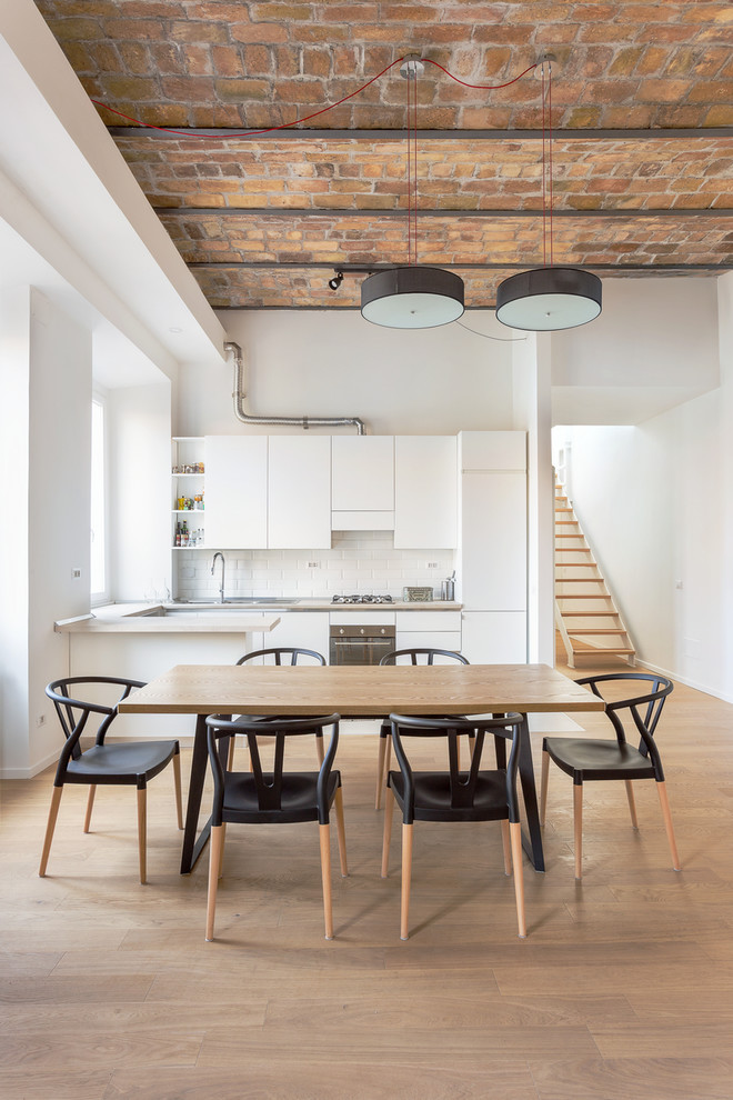 Idee per una sala da pranzo aperta verso la cucina minimal di medie dimensioni con pareti bianche, pavimento in legno massello medio, nessun camino e pavimento marrone