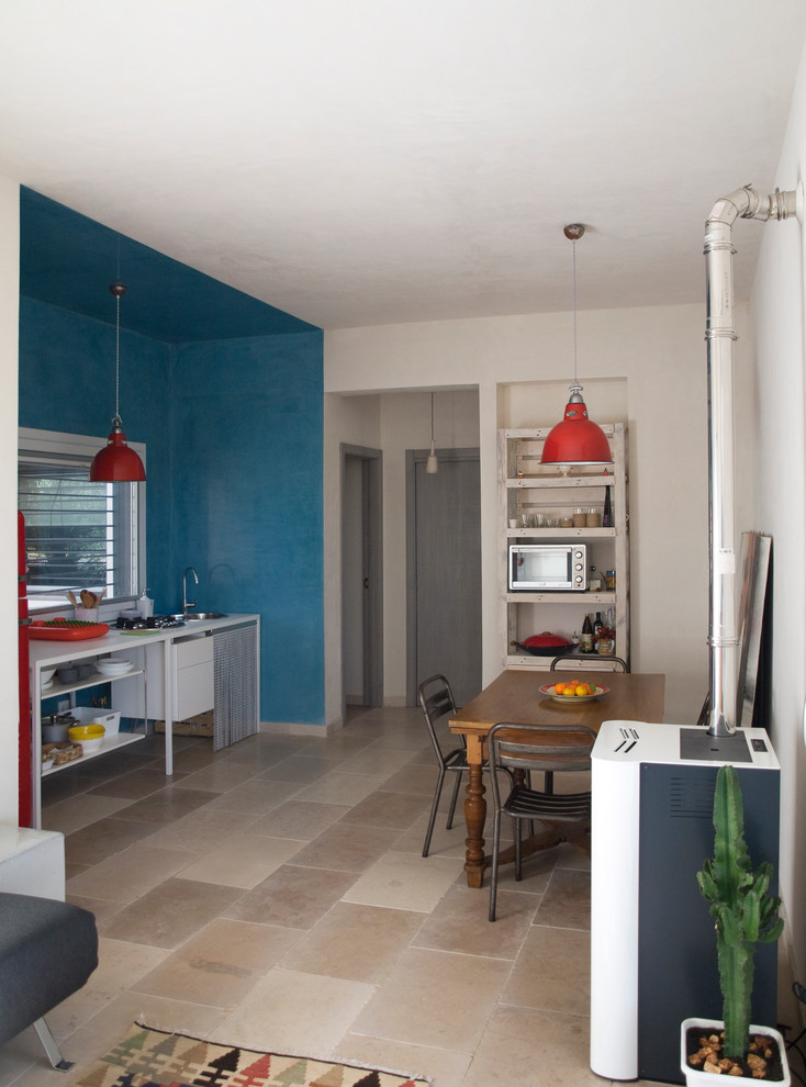 Свежая идея для дизайна: кухня-столовая среднего размера в стиле модернизм с полом из известняка, печью-буржуйкой и серыми стенами - отличное фото интерьера