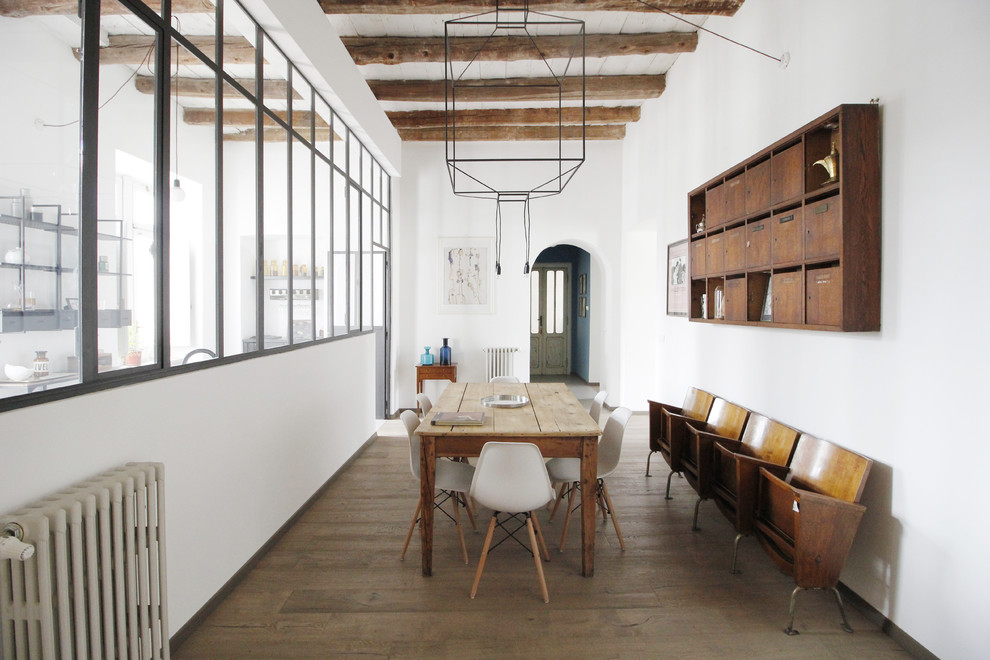 Foto di una grande sala da pranzo industriale chiusa con pareti bianche, parquet chiaro e pavimento beige
