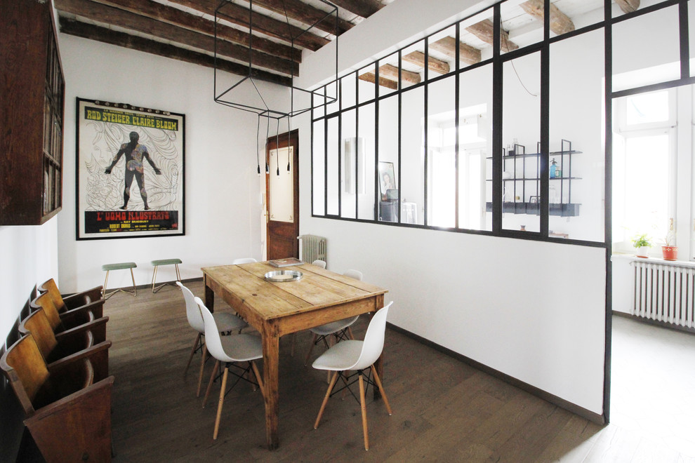 Immagine di un'ampia sala da pranzo industriale chiusa con pareti bianche, parquet scuro e pavimento marrone