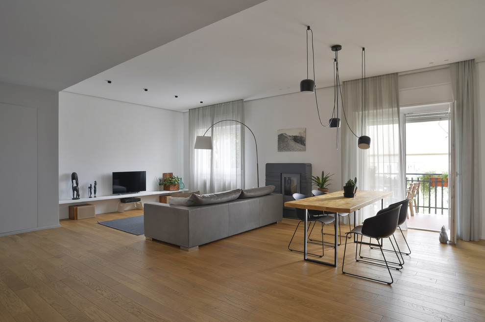 Immagine di una sala da pranzo aperta verso il soggiorno contemporanea di medie dimensioni con pareti bianche, pavimento in legno massello medio e pavimento marrone