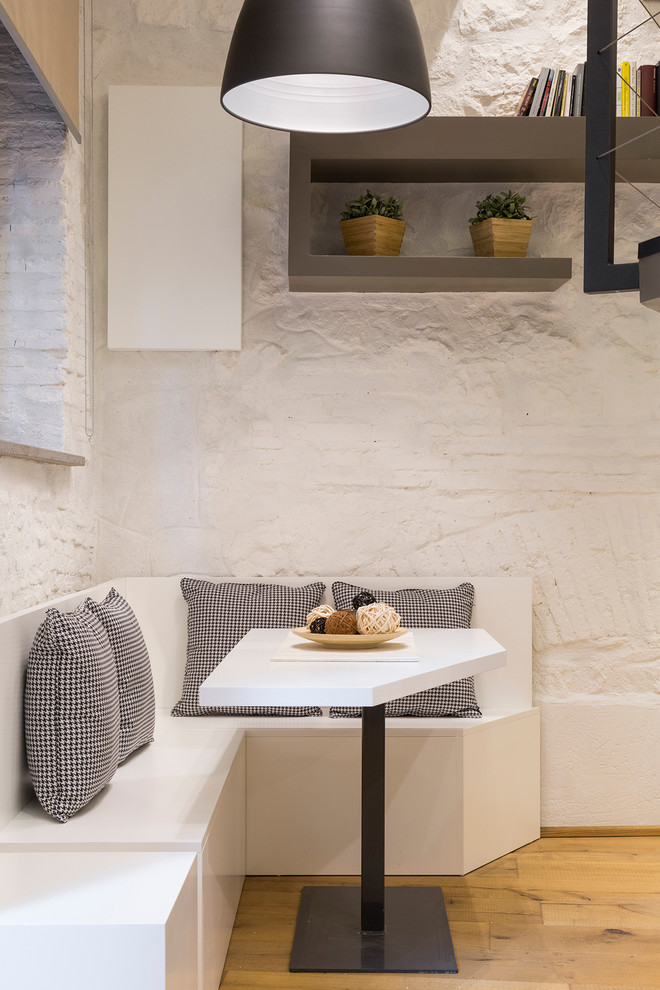 Foto de comedor contemporáneo abierto con paredes blancas y suelo de madera clara
