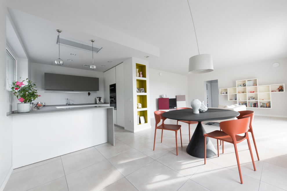 Idee per una sala da pranzo aperta verso il soggiorno contemporanea di medie dimensioni con pareti grigie, pavimento in gres porcellanato e pavimento beige