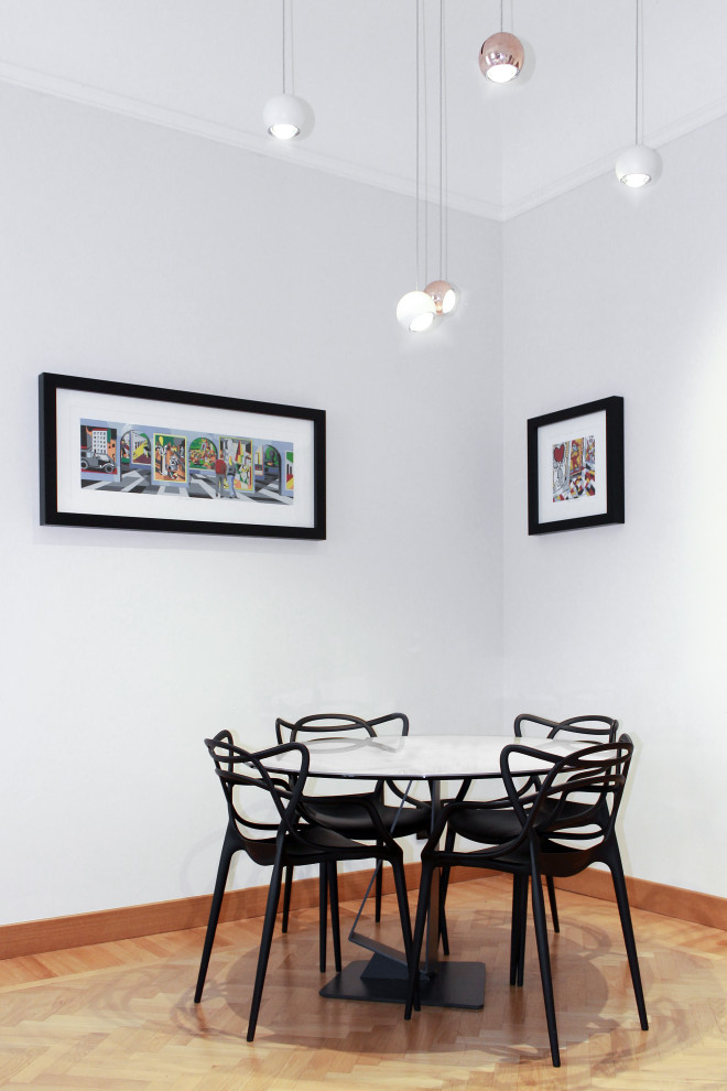 Ejemplo de comedor abovedado moderno extra grande con con oficina, paredes grises, suelo de madera clara, suelo marrón y panelado