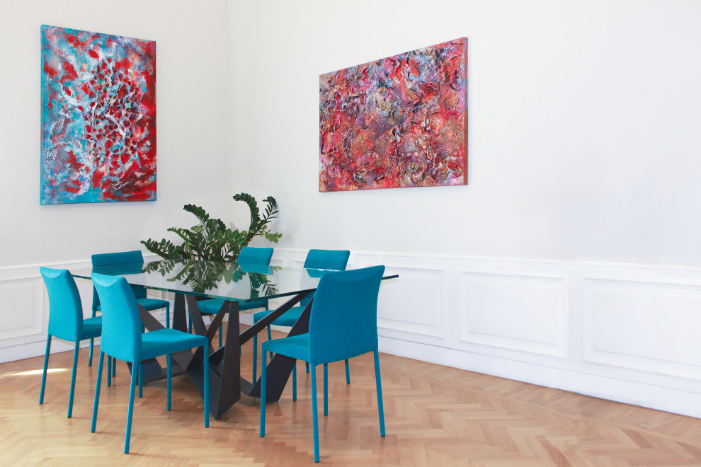Cette image montre une très grande salle à manger minimaliste avec un mur gris, parquet clair, un sol marron, un plafond voûté et boiseries.
