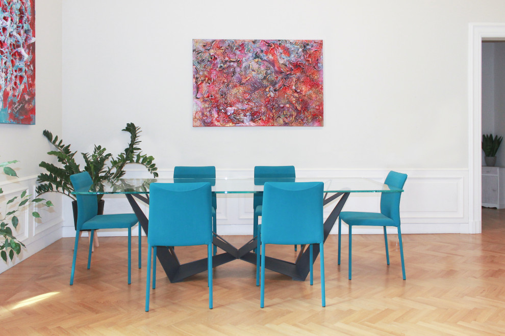 Idee per un'ampia sala da pranzo minimalista con pareti grigie, parquet chiaro, pavimento marrone, soffitto a volta e boiserie