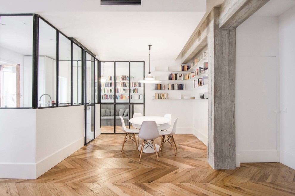 Idee per una sala da pranzo aperta verso il soggiorno contemporanea di medie dimensioni con pareti bianche, pavimento in legno massello medio, nessun camino e pavimento marrone