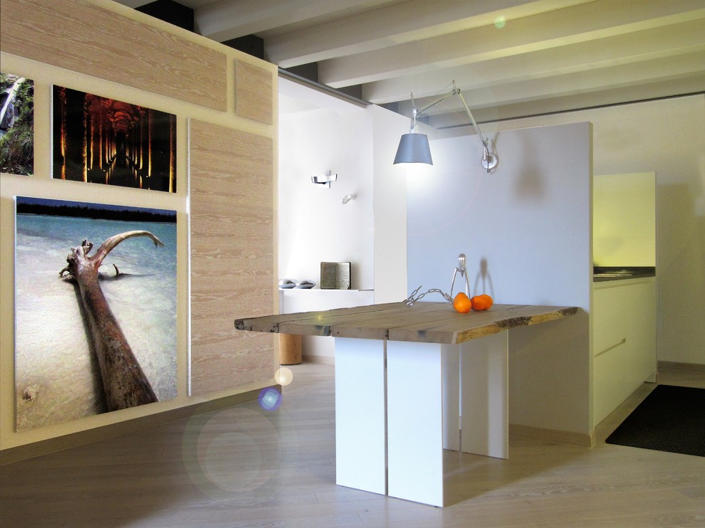 Idee per una piccola sala da pranzo aperta verso il soggiorno eclettica con pareti bianche e pavimento in legno verniciato