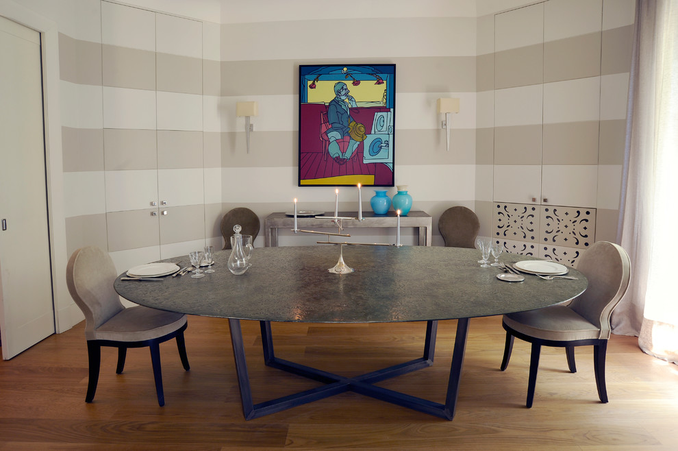 Réalisation d'une salle à manger design avec un mur multicolore et un sol en bois brun.
